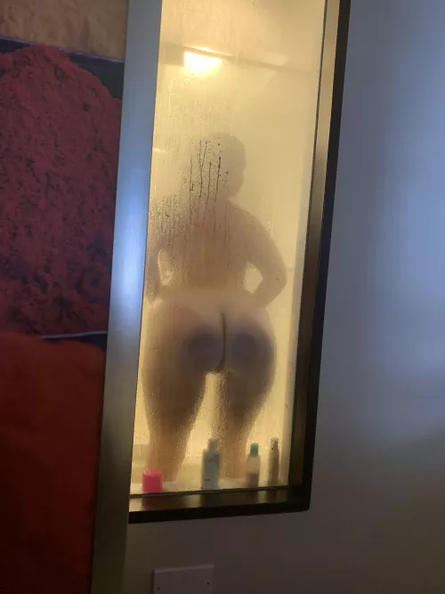 Whose washing her back for me ?[image]