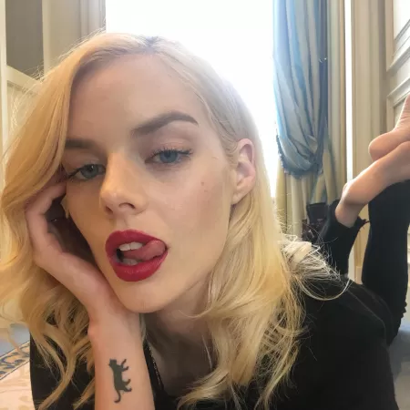 Wish a bi bud would replicate Samara Weaving’s pose here while I jerked to her