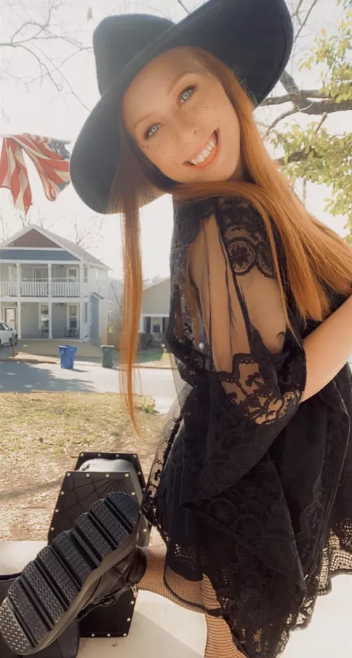 🎶 witchy womaaaann 🎶