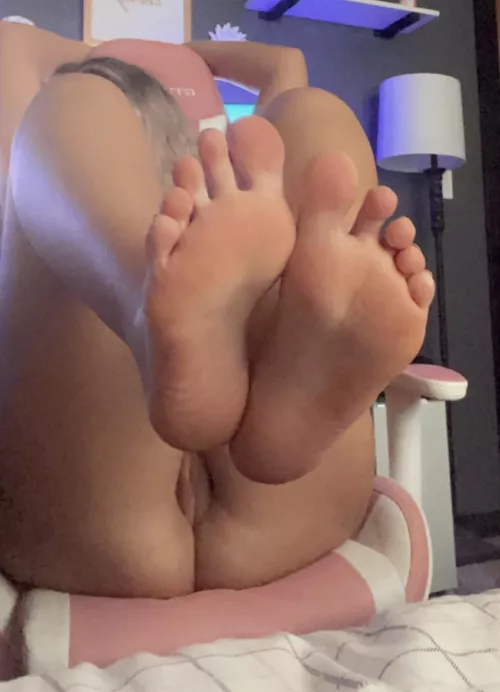 working from home can be sooo boring sometimes.