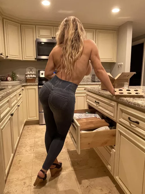 Would you help this lonely MILF do her house chores? 😉