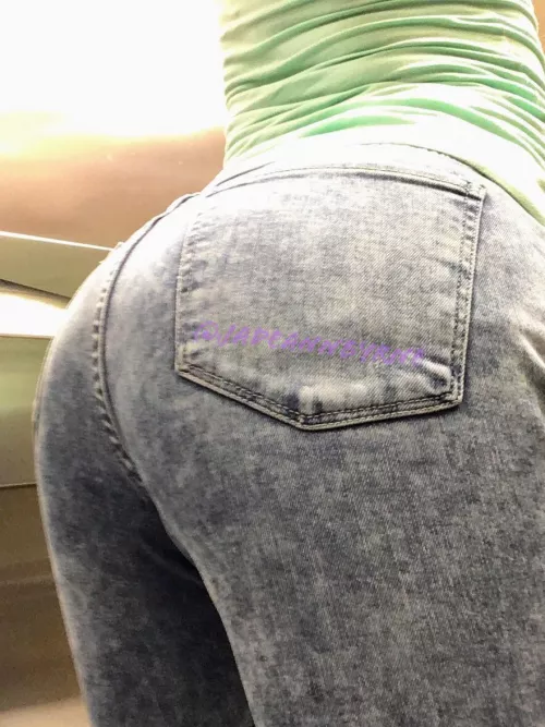 Would you smash your thick pawg coworker in the restroom ?