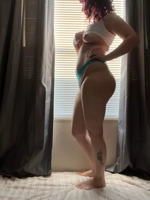 You favorite deaf milf is here. Come keep me company ;)