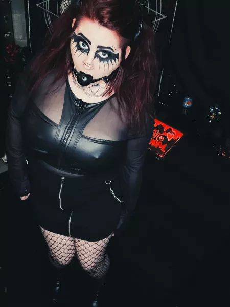 Your favorite thick goth is online! Come show me how bad I’ve been. I’m ready to take a beating! 😈