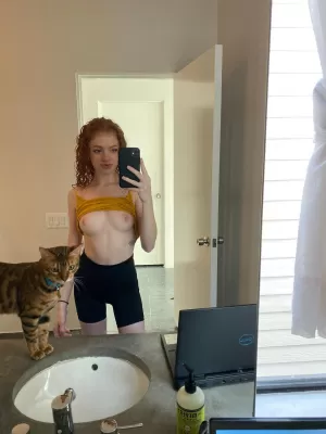 Random bathroom nude ft. my cat ✌🏻